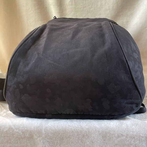 Lululemon Out Of Range Backpack in Camo Vol 20L - Picture 6 of 17